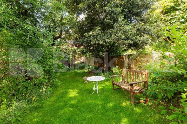 A spacious 2 double bedroom property with communal gardens Hartham Road, Hillmarton Conservation Area 